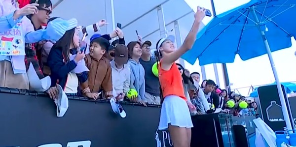 天博官方网站-奖金155万！王欣瑜澳网2-1绝地逆转：中国莎娃宠粉，又美又能打