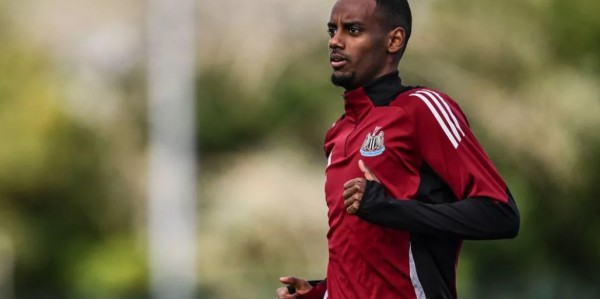 镜报：伊萨克将因为缺席对阵维拉的英超比赛而被罚款