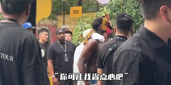 天博体育平台-🙈正经点！华子内裤外漏 女友赶紧给他提上去