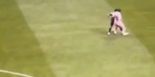 梅西向维蒂尼亚挥拳视频发酵惹争议，球迷：输不起要打人了？