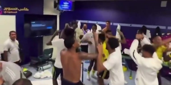 天博官方通道-C罗身着内裤随音乐摇摆，见证更衣室内胜利狂欢