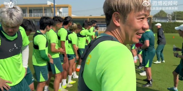 天博官方通道-笑容满面！国安新援中卫拉莫斯到队，队友列队欢迎